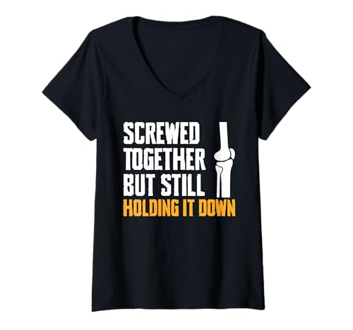 Damen Screwed Together Knee Replacement Surgery T-Shirt mit V-Ausschnitt Damen Screwed Together Knee Replacement Surgery T-Shirt mit V-Ausschnitt von Knie Operation Designs Kniegelenkersatz