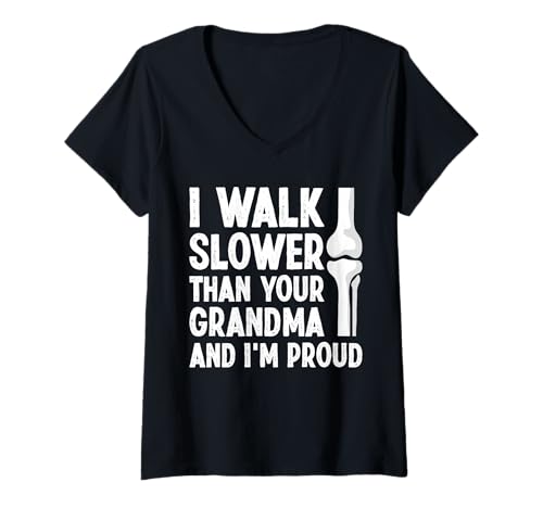 Damen I Walk Slower Than Your Grandma Knee Replacement T-Shirt mit V-Ausschnitt von Knie Operation Kniegelenkersatz Designs