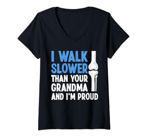 Damen I Walk Slower Than Your Grandma Knee Replacement T-Shirt mit V-Ausschnitt von Knie Operation Kniegelenkersatz Designs