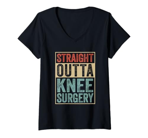 Damen Straight Outta Knee Surgery Retro Knie Operation Genesung T-Shirt mit V-Ausschnitt Damen Straight Outta Knee Surgery Retro Knie Operation Genesung T-Shirt mit V-Ausschnitt von Knie Verletzung Geschenke Damen Herren Kinder