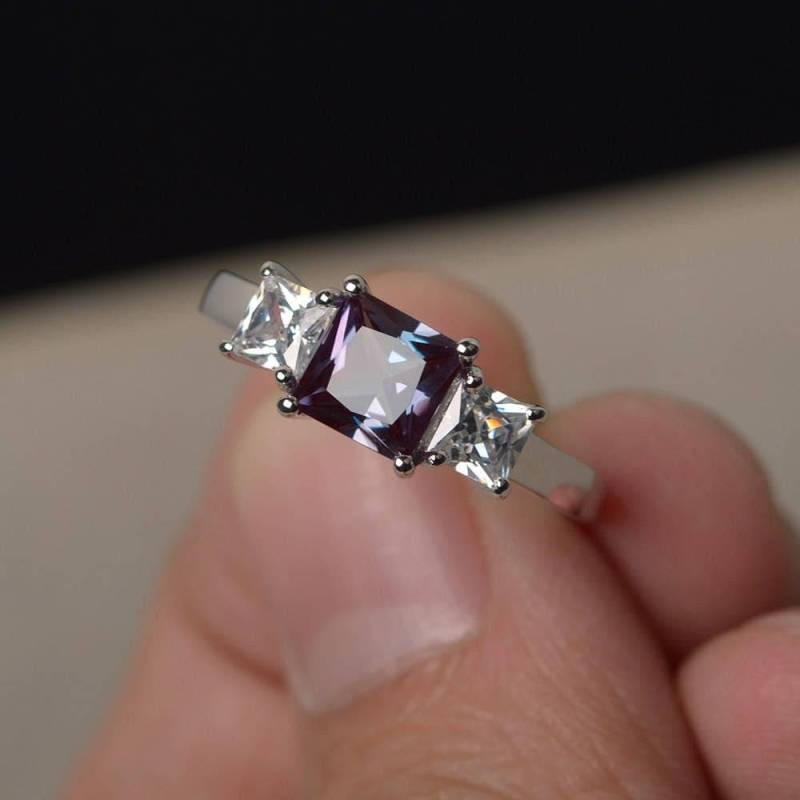 Alexandrit Ringe Jubiläumsringe Prinzessin Schnitt Farbwechsel Edelstein Juni Birthstone Silberringe Drei Steine von KnightJewelry