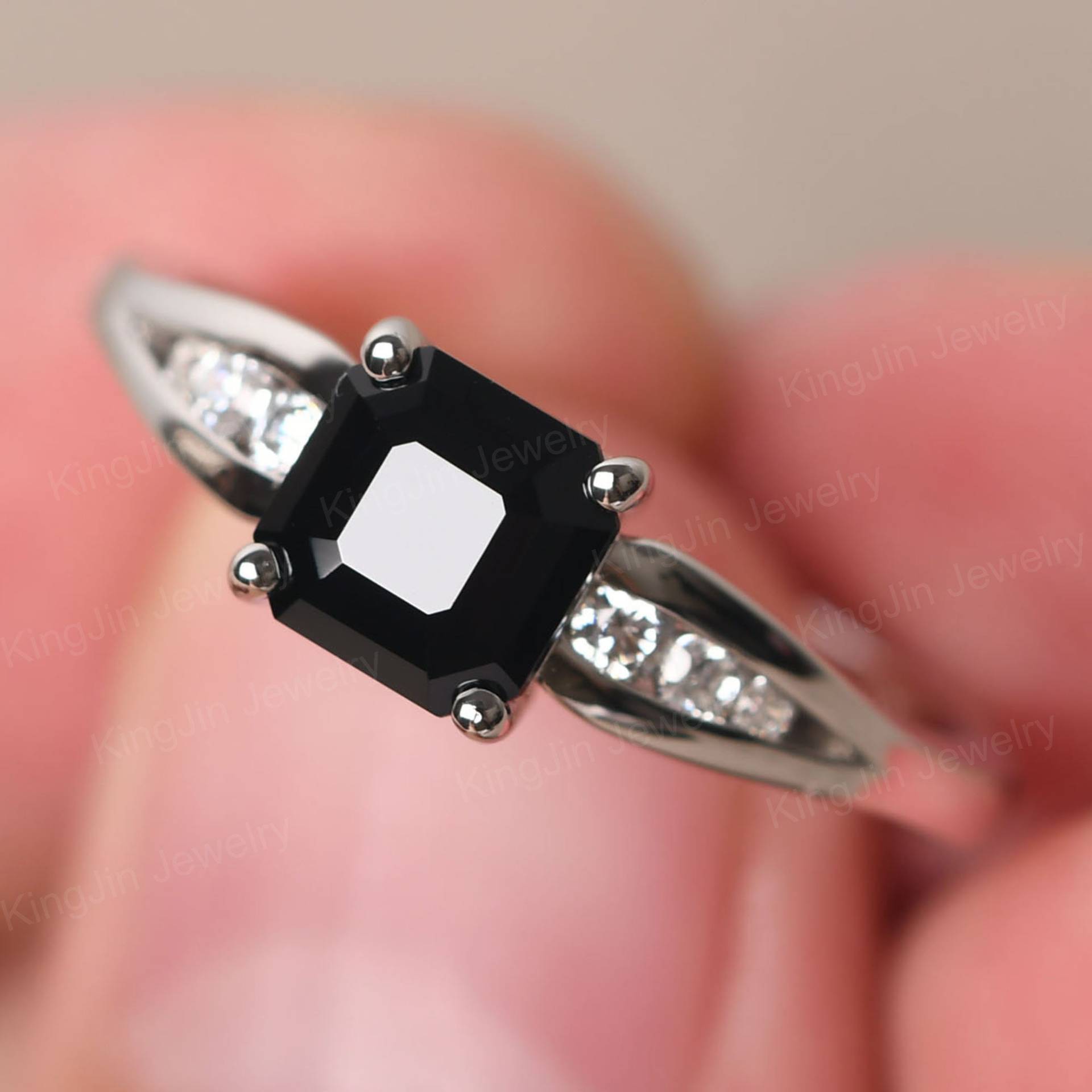 Asscher Cut 6x6 Mm Schwarz Spinell Ehering Sterling Silber Channel Setting Cz Versprechen Ring Asscher Cut 6x6 Mm Schwarz Spinell Ehering Sterling Silber Channel Setting Cz Versprechen Ring von KnightJewelry