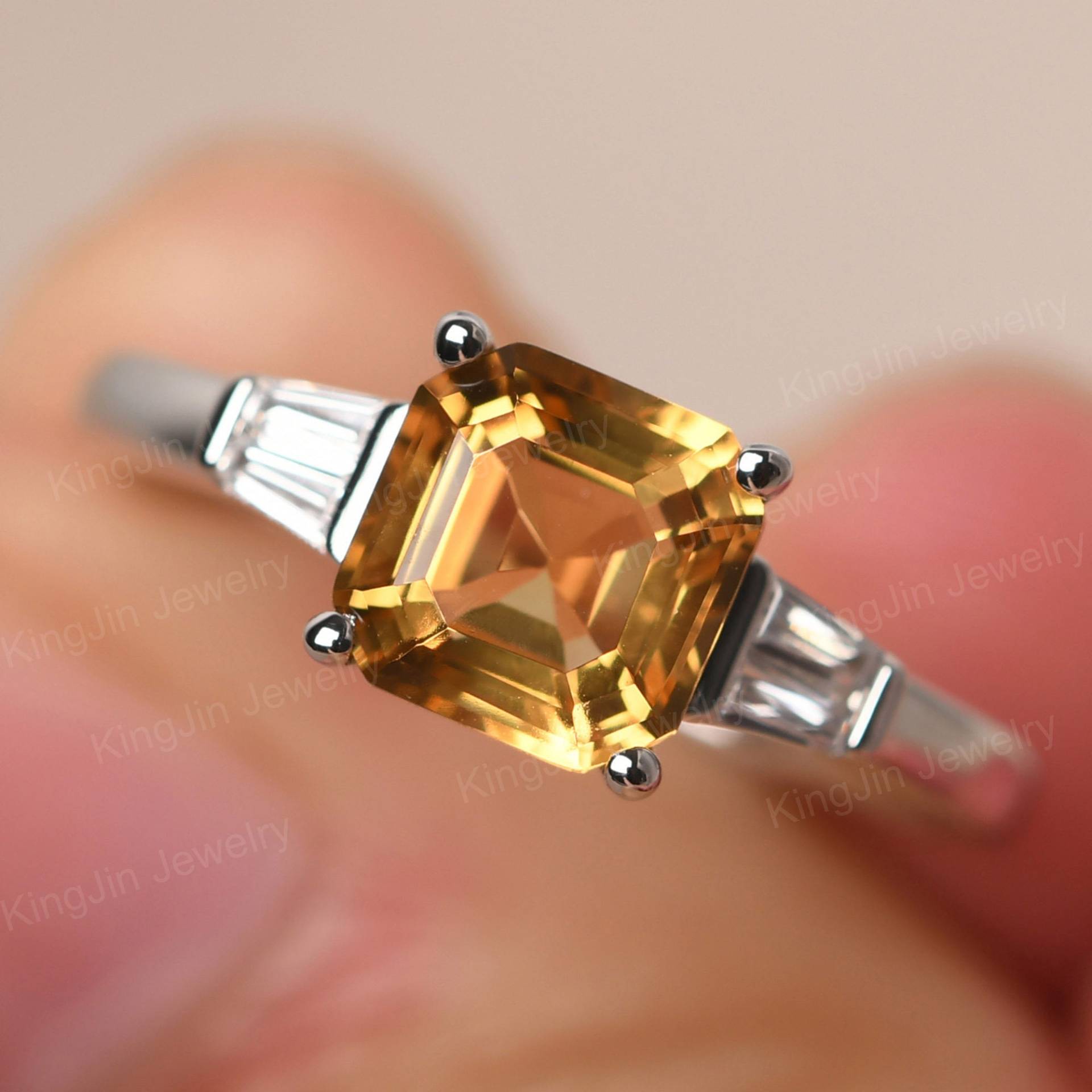 Citrin Verlobungsring Asscher Cut Mit Baguette Seite Stein Sterling Silber November Birthstone Ring Citrin Verlobungsring Asscher Cut Mit Baguette Seite Stein Sterling Silber November Birthstone Ring von KnightJewelry