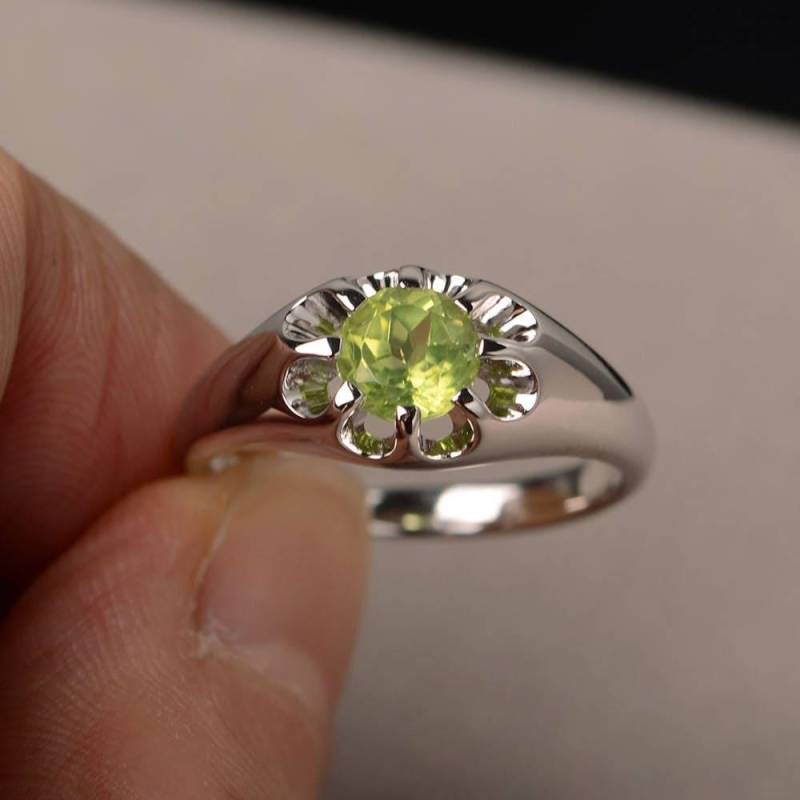 August Birthstone Jubiläumsring Natürlicher Grüner Peridot Ring Runder Geschliffener Edelstein Sterling Silber Solitär von KnightJewelry