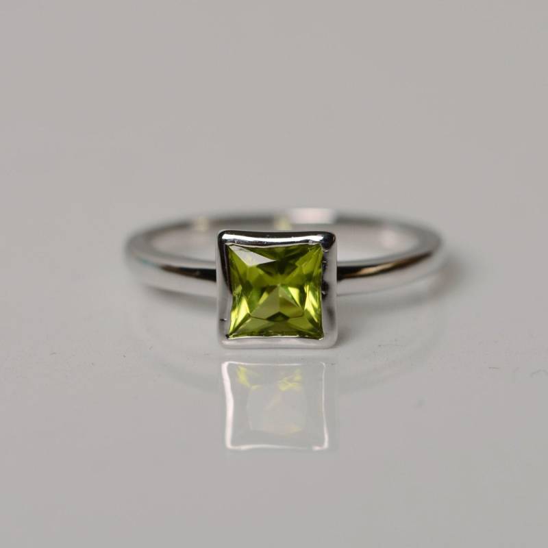 August Birthstone Ring Natürliche Peridot Edelstein Solitär Verlobungsring Versprechensring Für Sie von KnightJewelry
