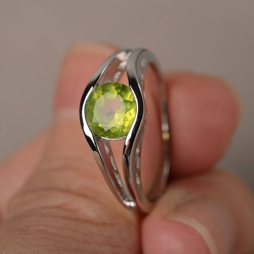 August Birthstone Solitaire Ring Natürlicher Grüner Peridot Versprechensring Runder Edelstein Sterling Silber von KnightJewelry