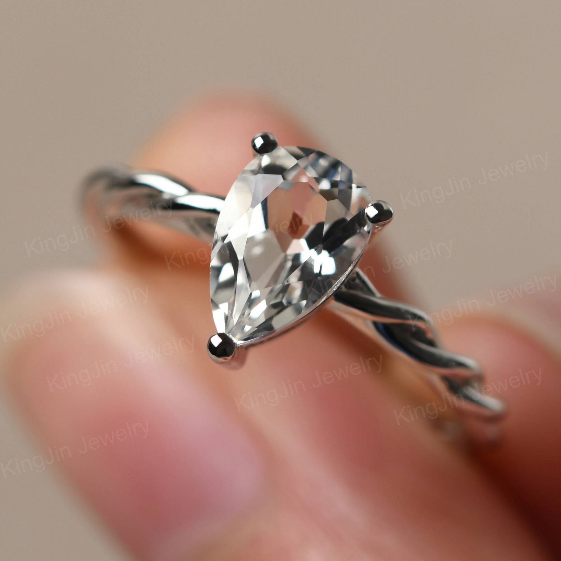 Birnenförmiger Simulierter Diamantjubiläumsring Sterlingsilber Weißer Topas November Birthstone Twist Ring Birnenförmiger Simulierter Diamantjubiläumsring Sterlingsilber Weißer Topas November Birthstone Twist Ring von KnightJewelry