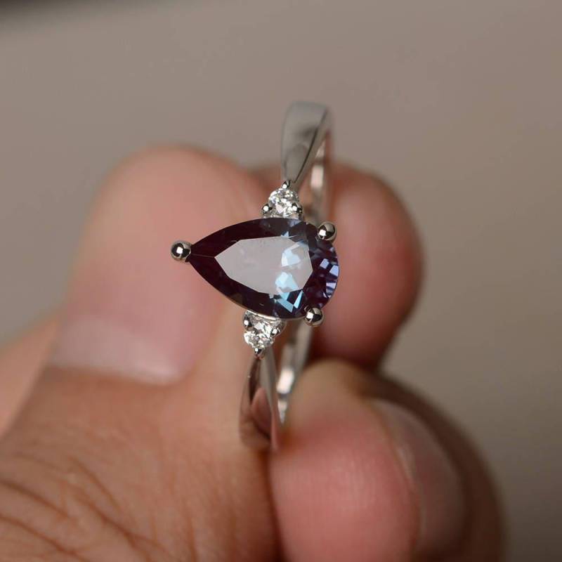 Birnenschliff Alexandrit Ring Sterling Silber Juni Birthstone Farbwechsel Edelstein Solitär von KnightJewelry