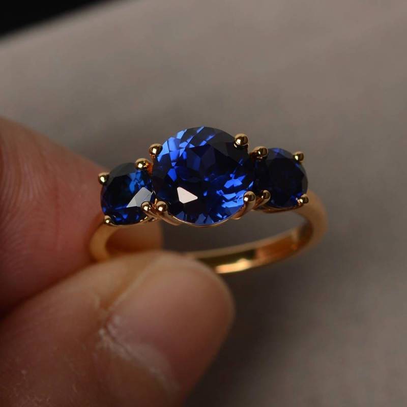 Blauer Saphirring Ehering September Birthstone Ring Sterlingsilberring Drei-Stein-Ring Gelbgold Vergoldet von KnightJewelry