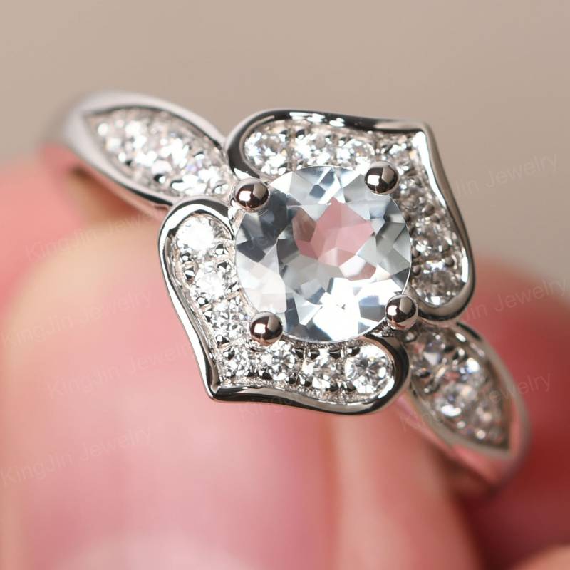 Blumen März Birthstone Ring Silber Runde Aquamarin-Verlobungsring von KnightJewelry