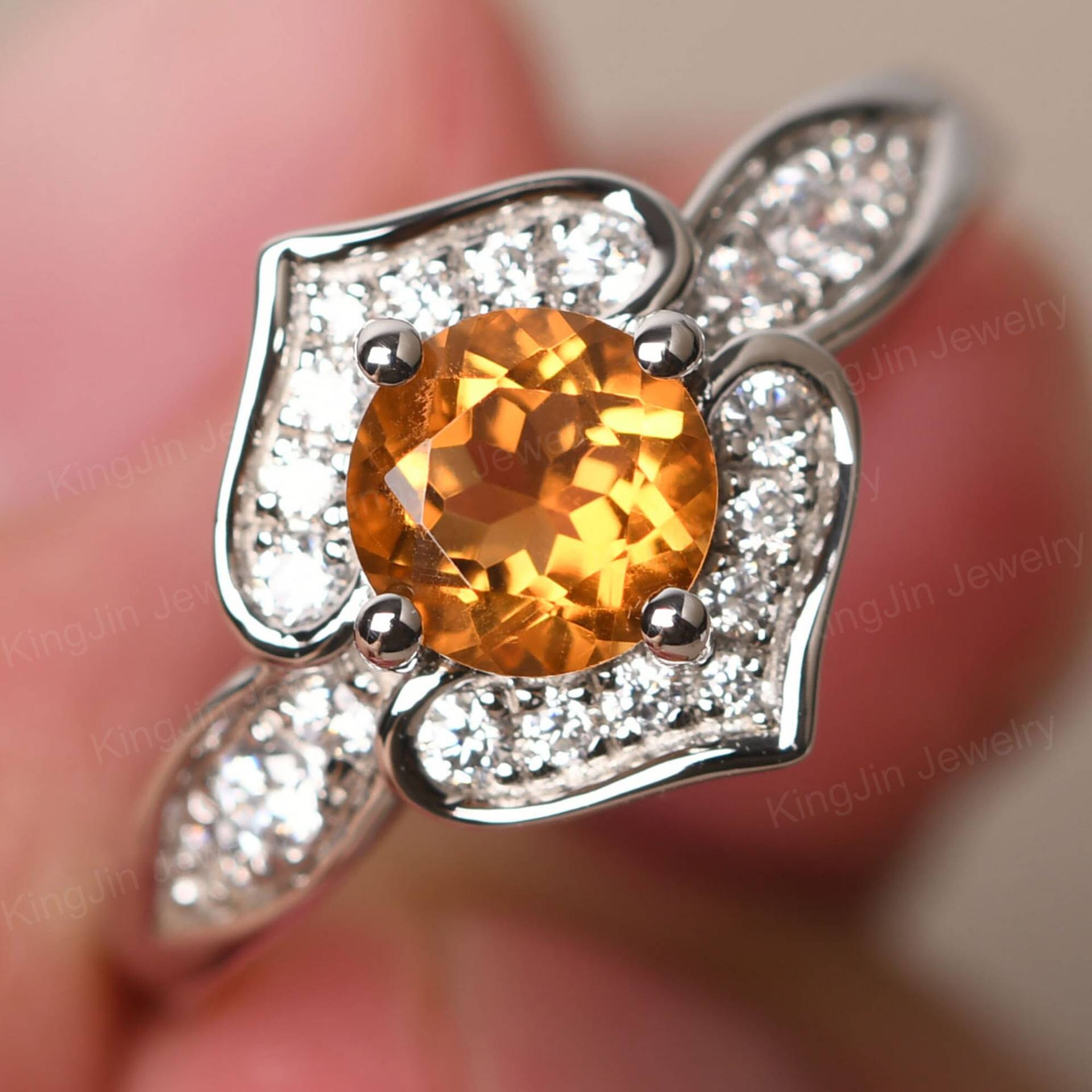 Benutzerdefinierte Citrin Flora Statement Ring 14K Weißgold Runde Form 6 Mm November Birthstone Benutzerdefinierte Citrin Flora Statement Ring 14K Weißgold Runde Form 6 Mm November Birthstone von KnightJewelry