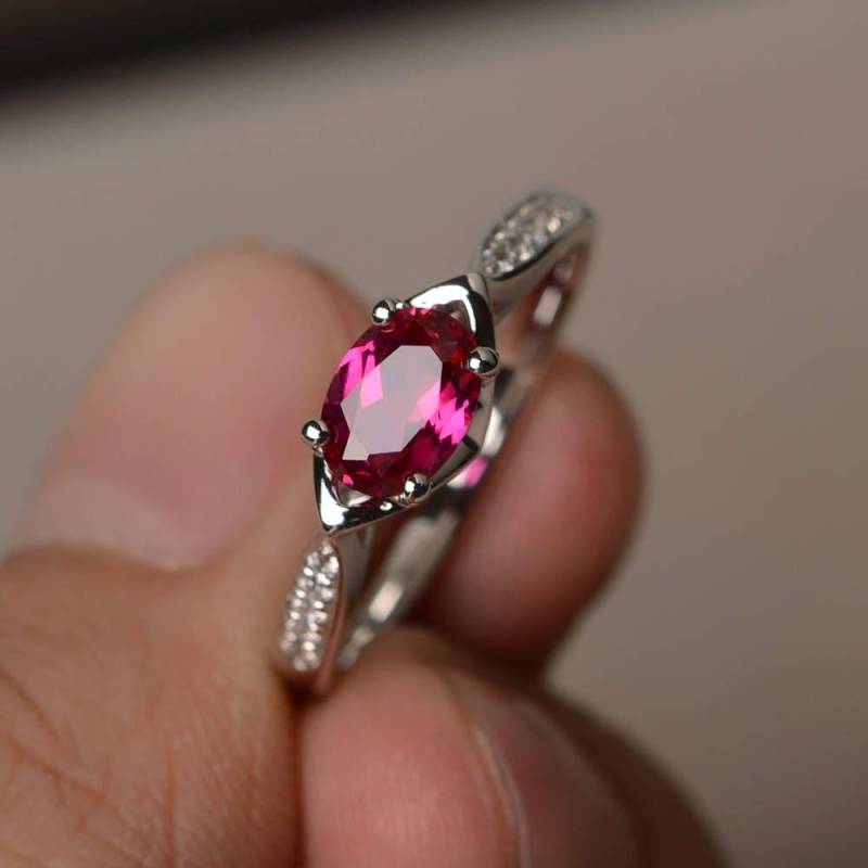 Cocktail-Party-Ring Rubin Ring Juli Birthstone Roter Edelstein Oval Cut Edelsteine Sterling Silber von KnightJewelry