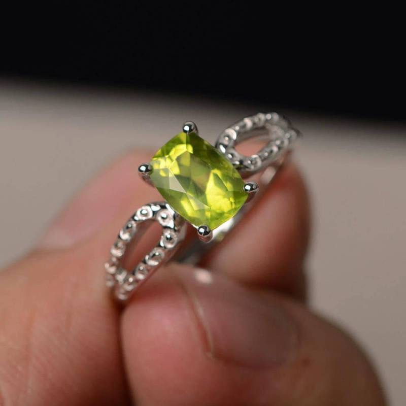 Cocktail-Party-Ringe Natürliche Peridot Ringe August Birthstone Massiv Silber Kissenschliff Grüner Edelstein von KnightJewelry