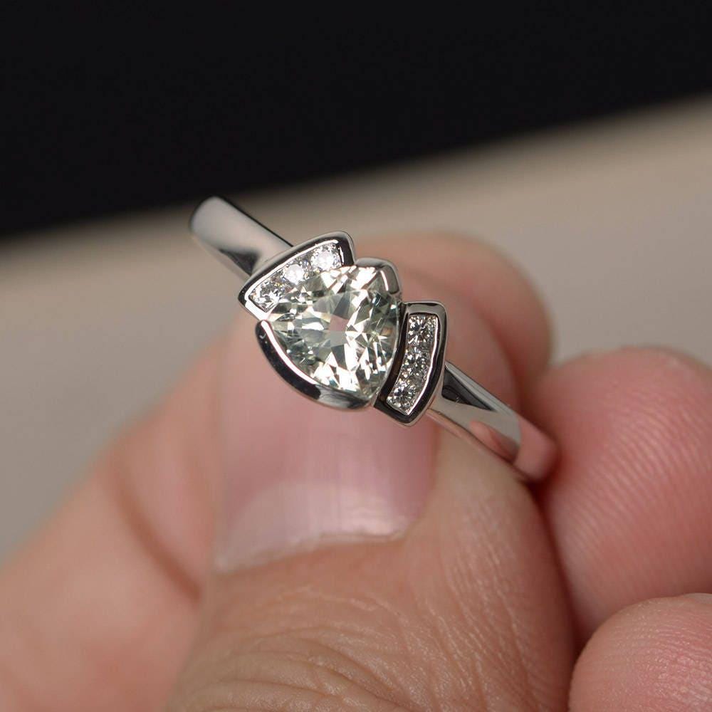Cocktailparty-Ringe Natürlicher Grüner Amethyst Ringe Trillion Schliff Grüne Edelsteine Silberring Elegante von KnightJewelry