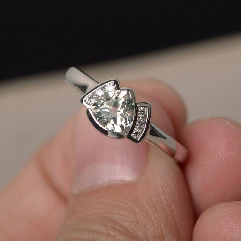 Cocktailparty-Ringe Natürlicher Grüner Amethyst Ringe Trillion Schliff Grüne Edelsteine Silberring Elegante von KnightJewelry