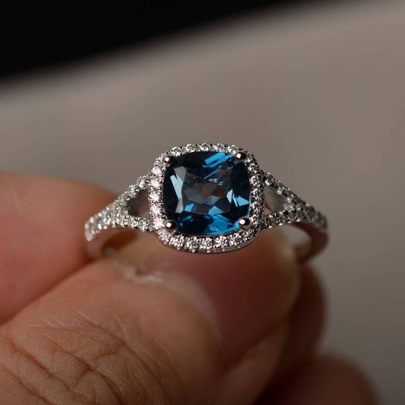 Echt London Blauer Topas Ring Cocktail Kissen Schnitt Edelstein Halo November Geburtsstein Echt London Blauer Topas Ring Cocktail Kissen Schnitt Edelstein Halo November Geburtsstein von KnightJewelry