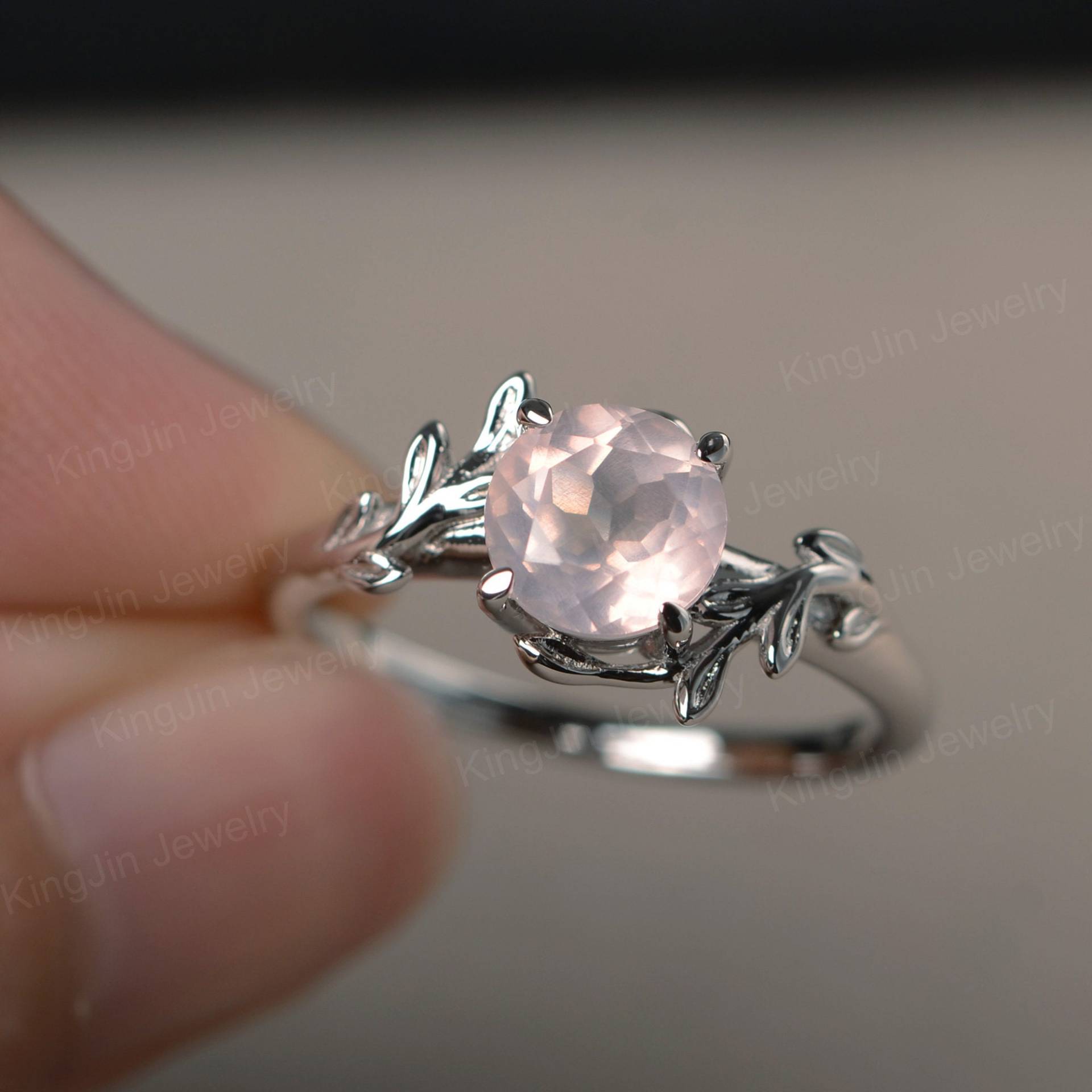 Echter Rosenquarz Ring Rund Geschnitten Liebessteinring Zweig Ehering in Sterling Silber Echter Rosenquarz Ring Rund Geschnitten Liebessteinring Zweig Ehering in Sterling Silber von KnightJewelry