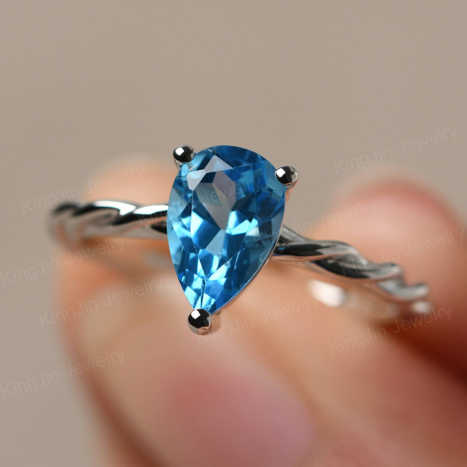 Echter Schweizer Blautopas Twist Seil Statement Ring 14K Weißgold November Birthstone Echter Schweizer Blautopas Twist Seil Statement Ring 14K Weißgold November Birthstone von KnightJewelry