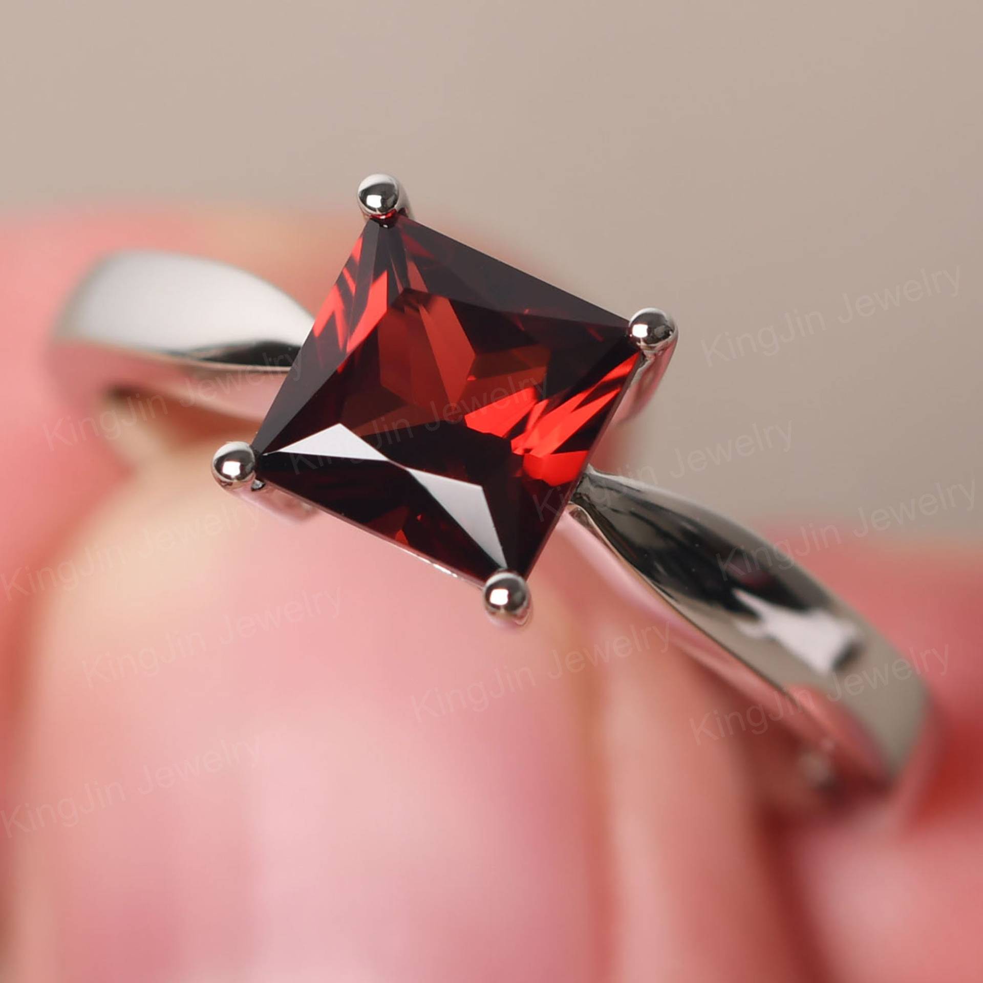 Einfache Granat Solitär Ring Sterling Silber Princess Cut Januar Birthstone Einfache Granat Solitär Ring Sterling Silber Princess Cut Januar Birthstone von KnightJewelry