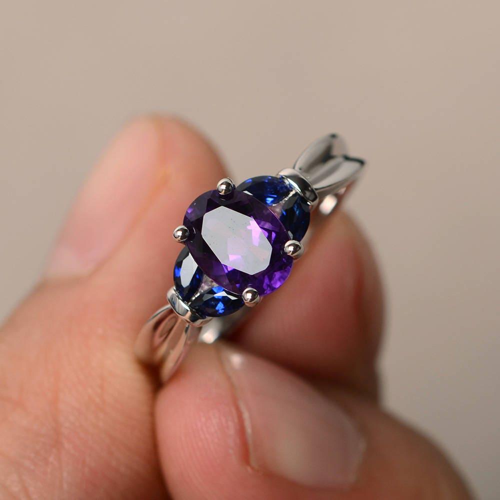 Einzigartige Jubiläumsringe Natürliche Amethystringe Februar Birthstone Oval Geschnittener Purpurroter Edelstein-Silberringe Sapphire Akzente von KnightJewelry