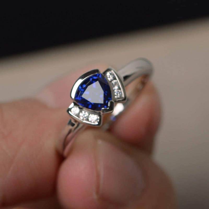 Einzigartige Jubiläumsringe Saphirringe Trillion Geschliffene Ringe Silberring Blaue Edelsteine September Geburtsstein von KnightJewelry