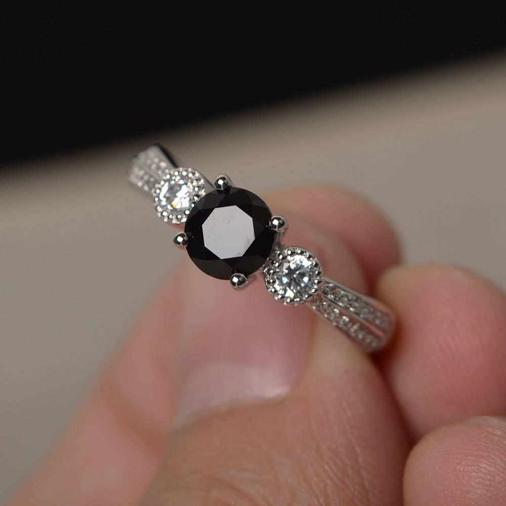 Einzigartige Vorschlag Ringe Natürliche Schwarze Spinell Rundschliff Sterling Silber Ring Einzigartige Vorschlag Ringe Natürliche Schwarze Spinell Rundschliff Sterling Silber Ring von KnightJewelry