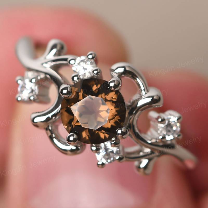 Einzigartiges Design Rauchquarz Statement Ring Runde Form 0.81 Karat Braun Stein Art-Deco-Ring von KnightJewelry