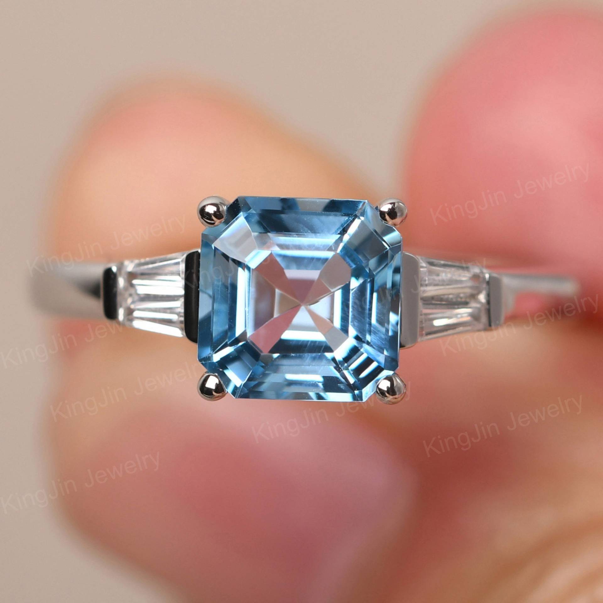 Einzigartige Schweizer Blautopas Cocktail Ring Mit Baguette Seitenstein Silber Asscher Schliff November Birthstone Einzigartige Schweizer Blautopas Cocktail Ring Mit Baguette Seitenstein Silber Asscher Schliff November Birthstone von KnightJewelry
