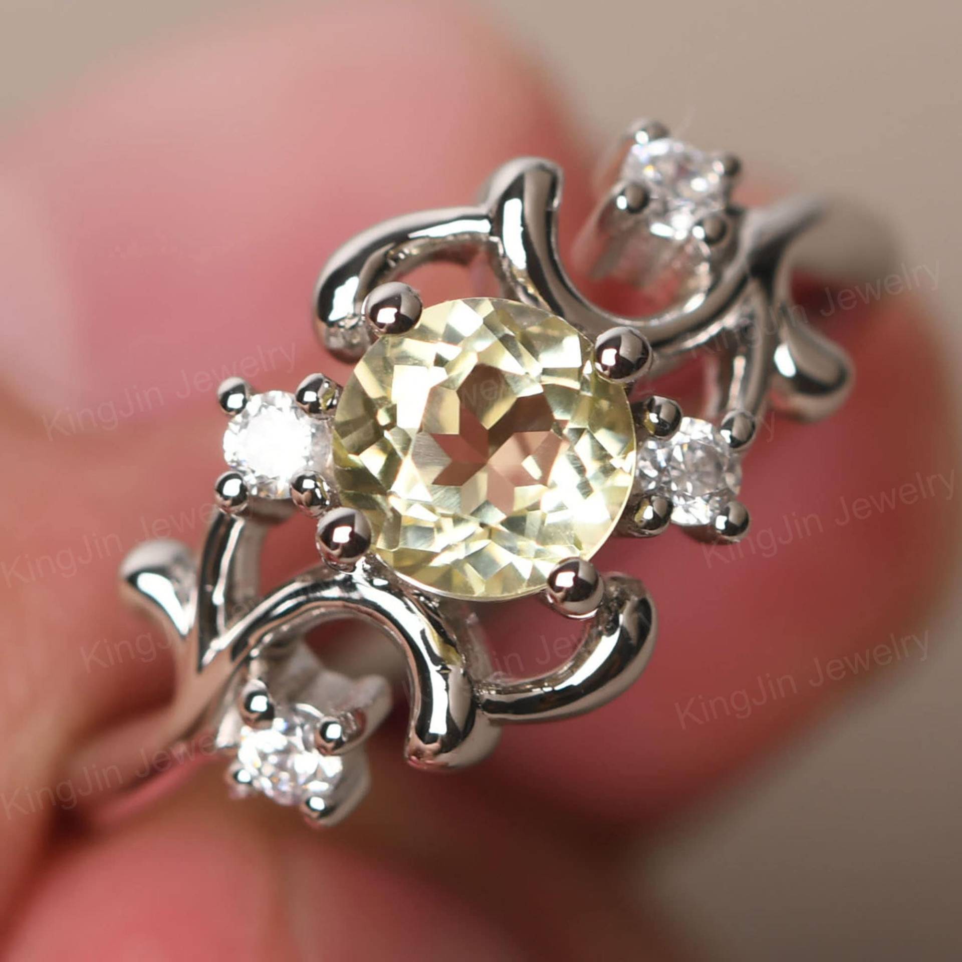 Einzigartiges Design Lemon Quartz Verlobungsring Sterling Silber Runde Form Gelber Stein Cluster Ring Einzigartiges Design Lemon Quartz Verlobungsring Sterling Silber Runde Form Gelber Stein Cluster Ring von KnightJewelry