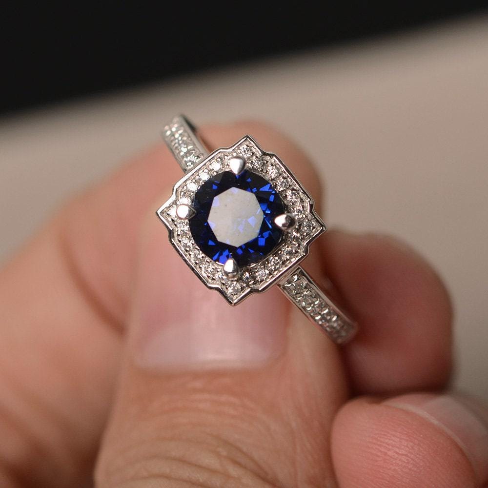 Erstellt Sapphire Ring Rund Blau Edelstein Ringe Platz Halo Sterling Silber 925 Verlobungsringe von KnightJewelry