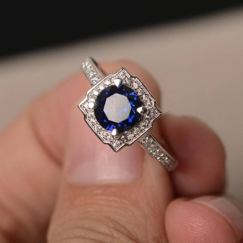 Erstellt Sapphire Ring Rund Blau Edelstein Ringe Platz Halo Sterling Silber 925 Verlobungsringe von KnightJewelry