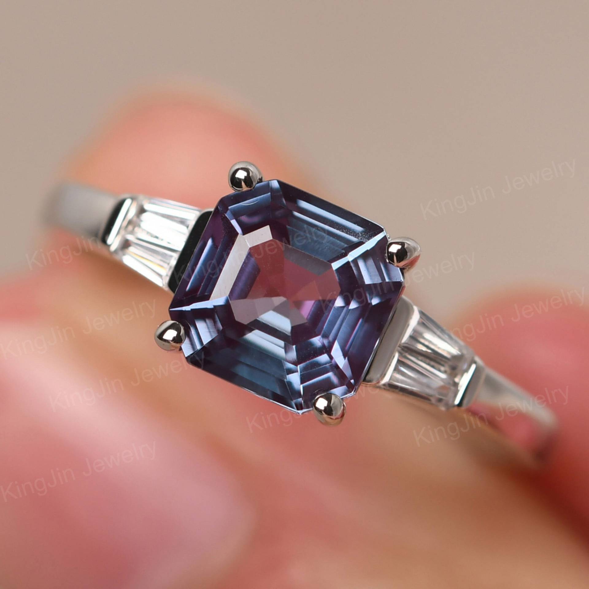 Farbwechsel Alexandrit Statement Ring Mit Baguette Seitenstein 14K Gold Juni Birthstone Farbwechsel Alexandrit Statement Ring Mit Baguette Seitenstein 14K Gold Juni Birthstone von KnightJewelry