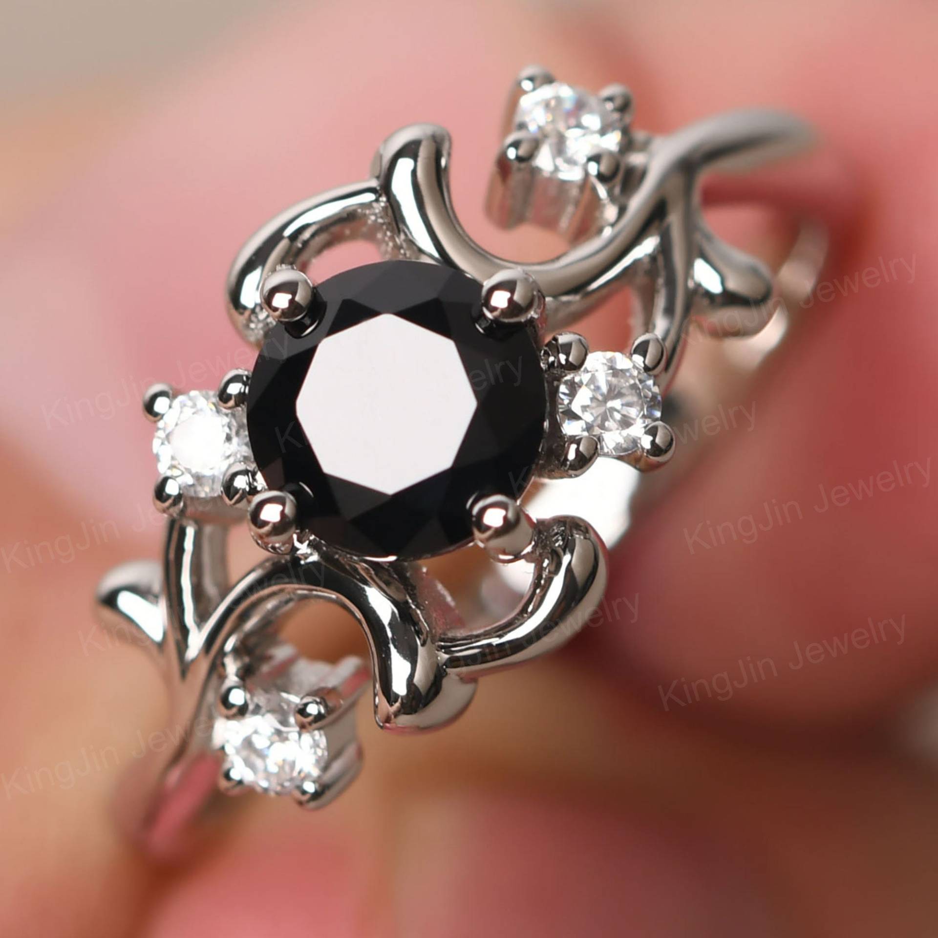 Freiform Schwarz Spinell Jahrestag Ring Massiv Silber Stein Cluster-Art-Deco-Ring Freiform Schwarz Spinell Jahrestag Ring Massiv Silber Stein Cluster-Art-Deco-Ring von KnightJewelry