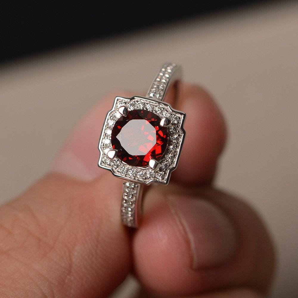 Granat Ringe Runde Geschnittene Quadrat Halo Ring Verlobungsringe Roter Edelstein-Ring Sterling Silber von KnightJewelry
