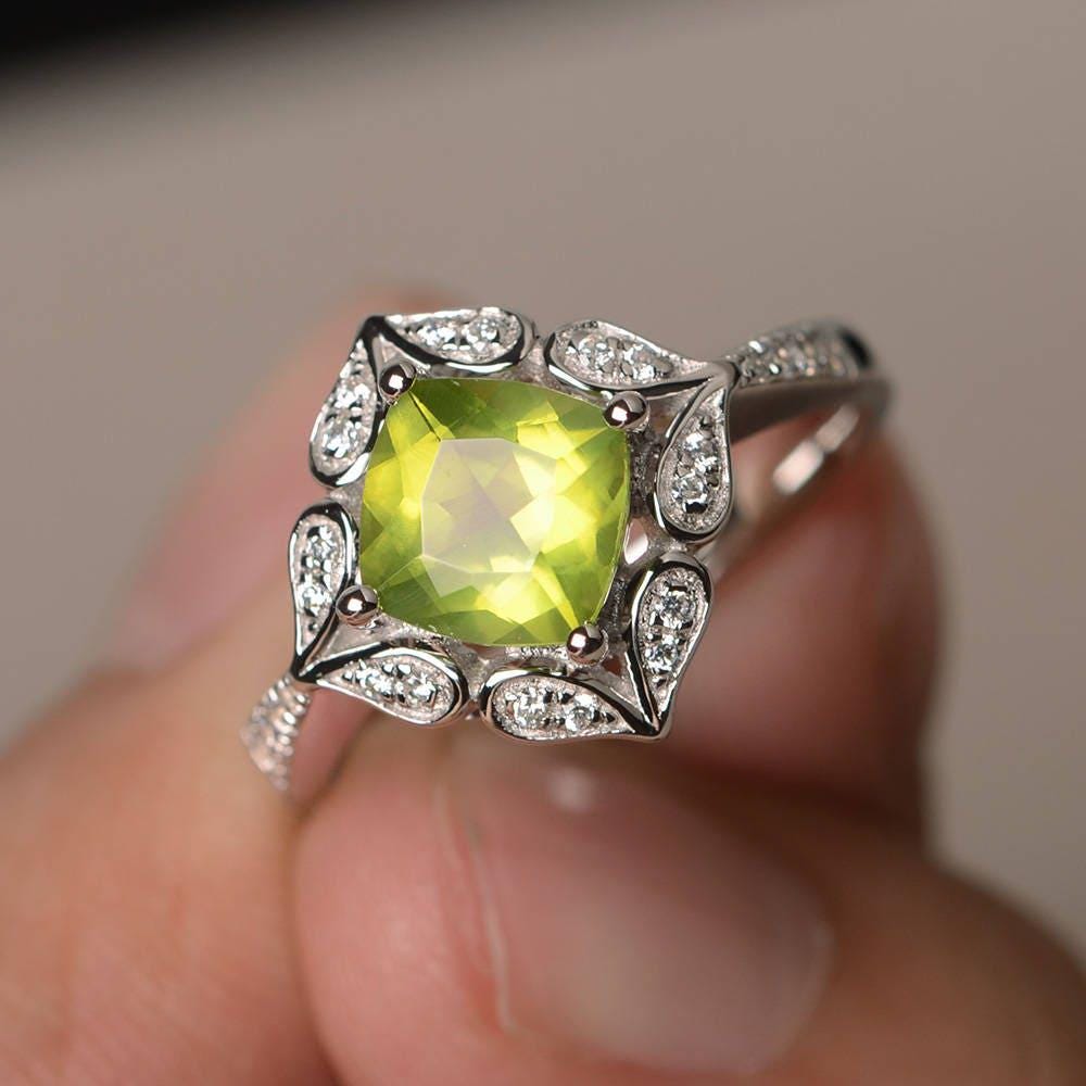 Hochzeit Ring Natürliche Peridot August Birthstone Kissenschliff Grüner Edelstein Sterling Silber von KnightJewelry