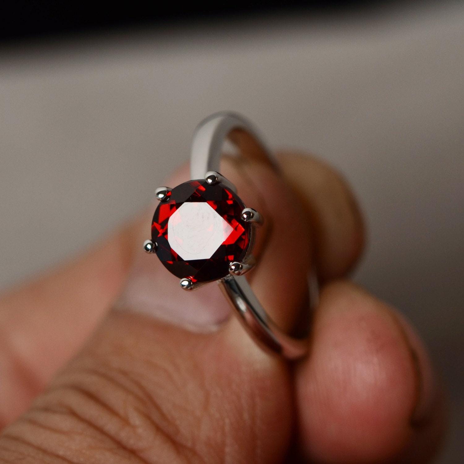 Januar Birthstone Ring Natürliche Roter Granat Sterling Silber Solitär Prong Setting von KnightJewelry