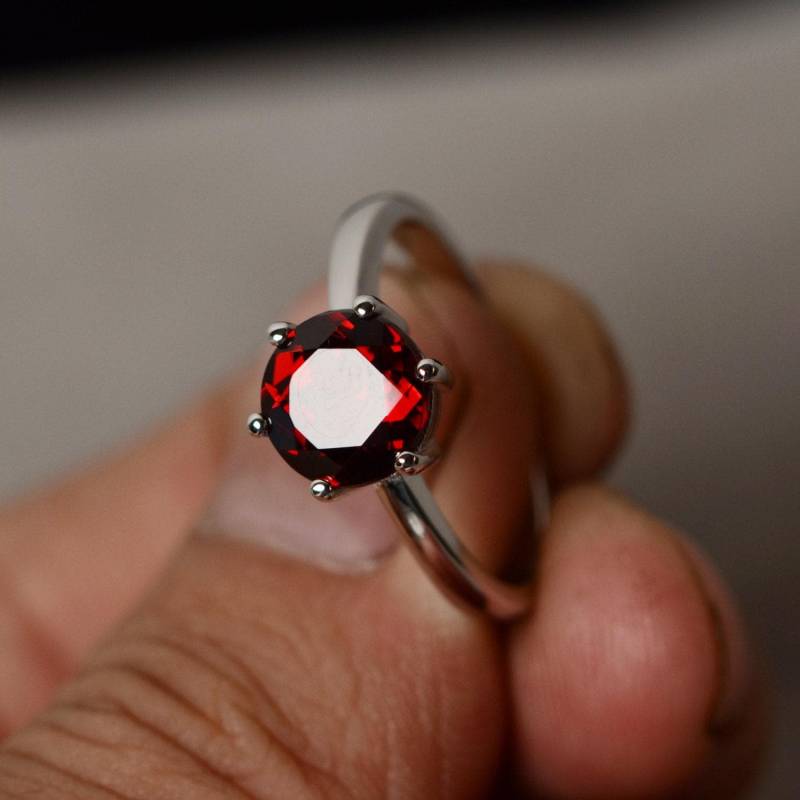 Januar Birthstone Ring Natürliche Roter Granat Sterling Silber Solitär Prong Setting von KnightJewelry