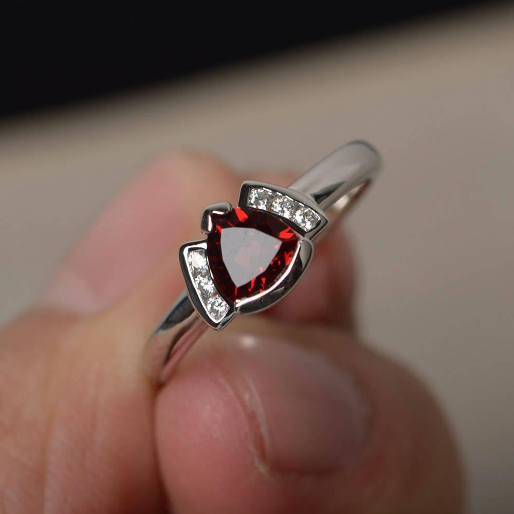 Jubiläumsringe Natürliche Granatringe Januar Birthstone Ringe Trillion Cut Red Gems Massivsilberring von KnightJewelry