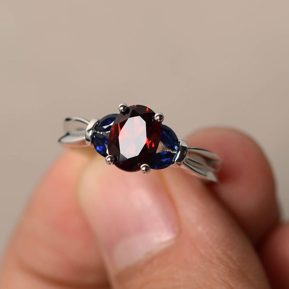 Jubiläumsringe Natürlicher Roter Granat Ringe Januar Birthstone Oval Cut Red Edelstein Sterling Silber Blauer Saphir Akzente von KnightJewelry
