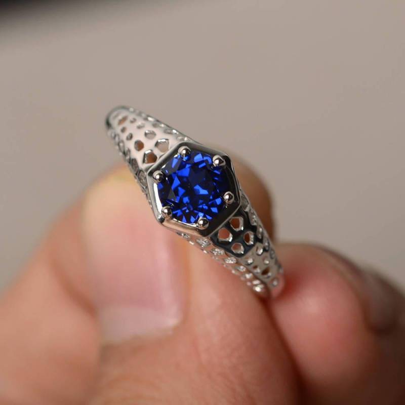Jubiläumsringe Saphirringe Sterlingsilberringe Runde Ringe Geschliffene September Birthstone Solitaire von KnightJewelry