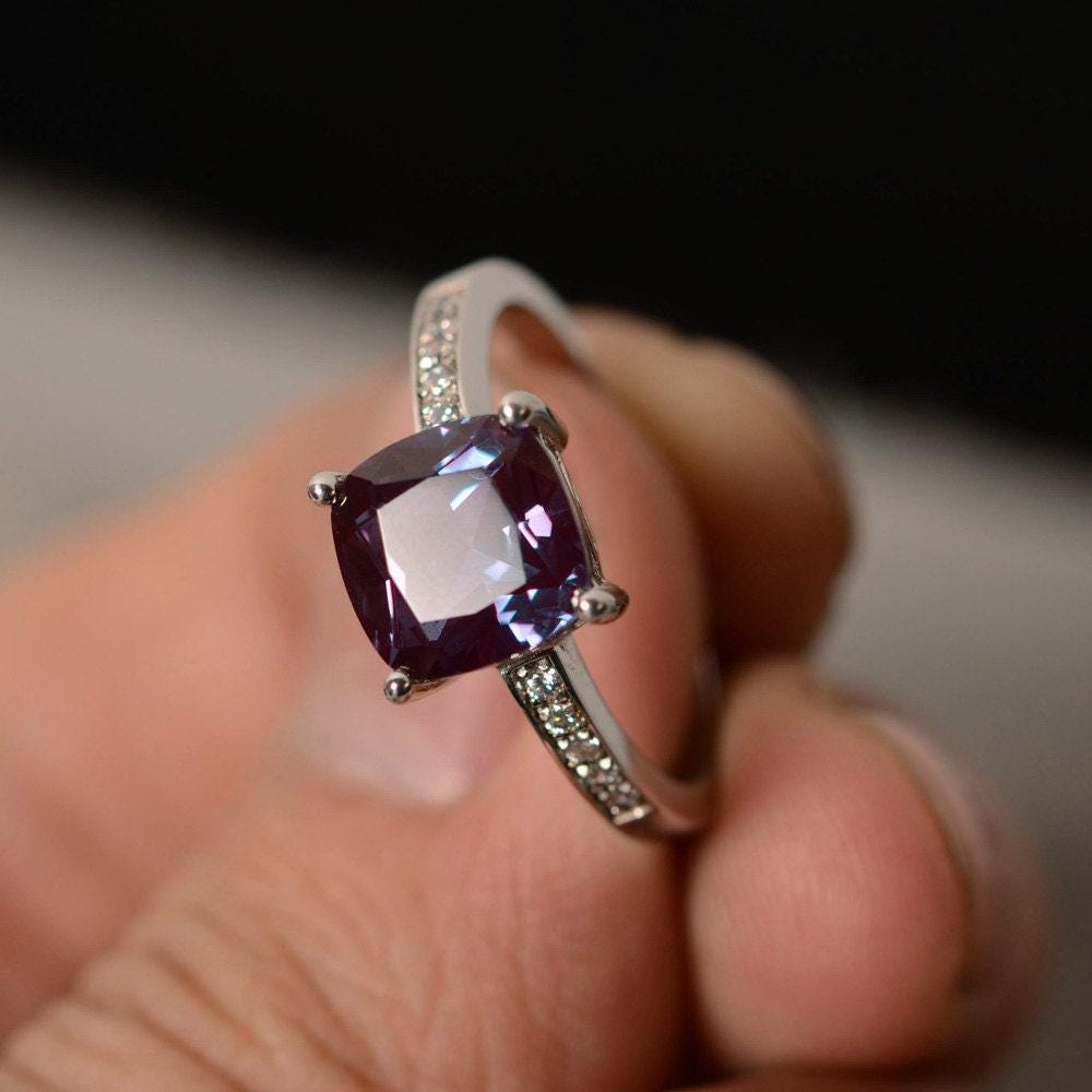 Lab Alexandrit Ring Silber Mit Kissenschliff Lab Alexandrit Ring Silber Mit Kissenschliff von KnightJewelry