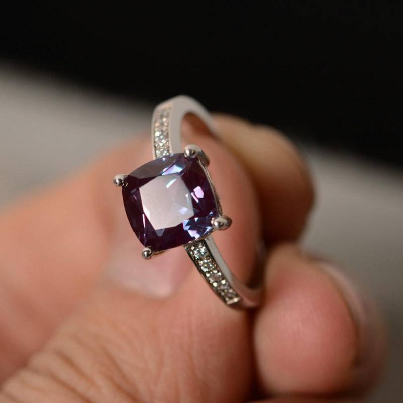 Lab Alexandrit Ring Silber Mit Kissenschliff von KnightJewelry