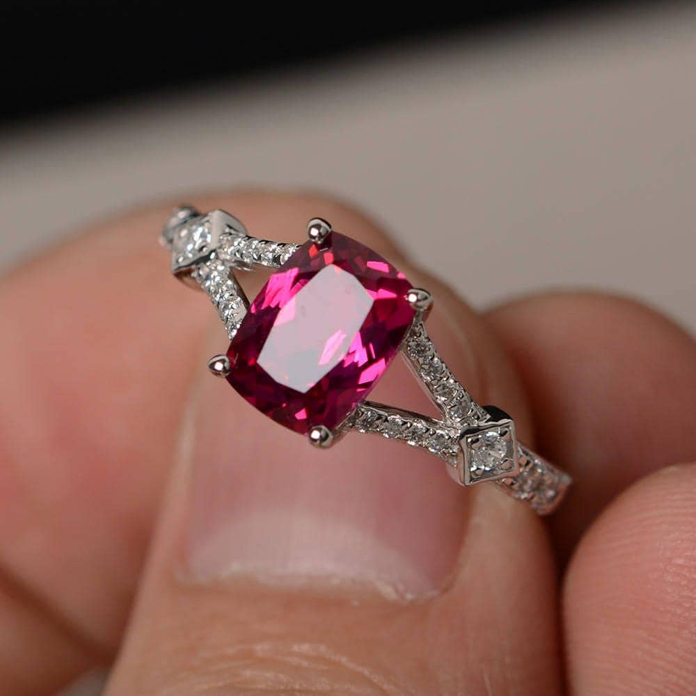 Lab Rubin Verlobungsring Silber Ring Versprechen Split-Bandring Kissen Edelstein Geschliffen Lab Rubin Verlobungsring Silber Ring Versprechen Split-Bandring Kissen Edelstein Geschliffen von KnightJewelry