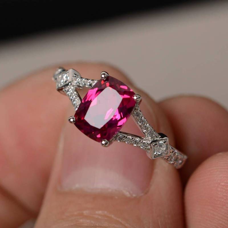 Lab Rubin Verlobungsring Silber Ring Versprechen Split-Bandring Kissen Edelstein Geschliffen Lab Rubin Verlobungsring Silber Ring Versprechen Split-Bandring Kissen Edelstein Geschliffen von KnightJewelry