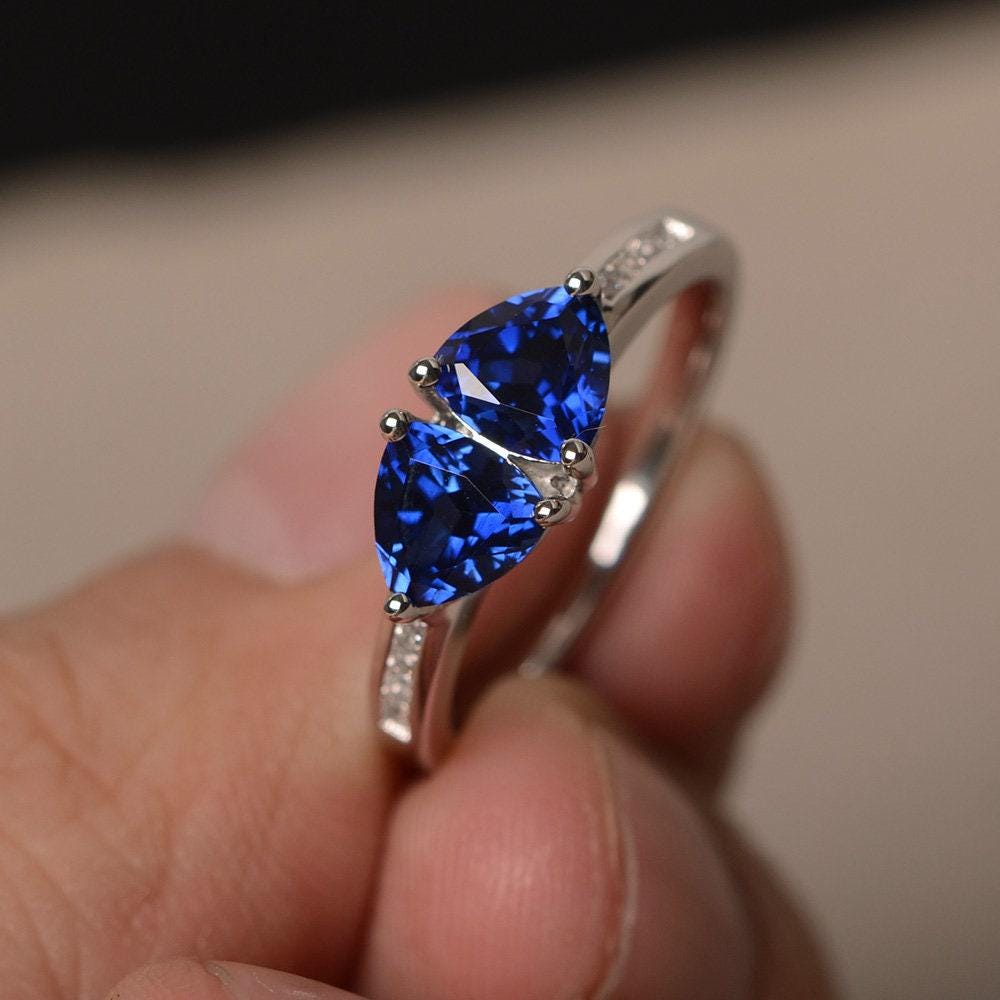 Lab Sapphire Ring Trillion Schnitt Blauer Edelstein Verlobungsring Sterling Silber September Birthstone von KnightJewelry