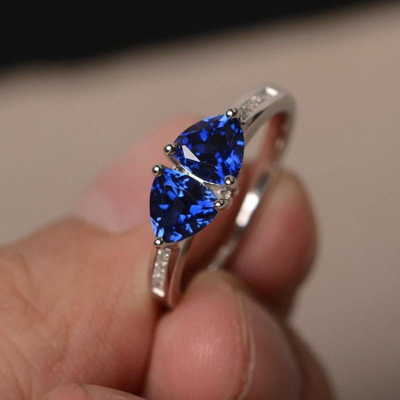 Lab Sapphire Ring Trillion Schnitt Blauer Edelstein Verlobungsring Sterling Silber September Birthstone von KnightJewelry