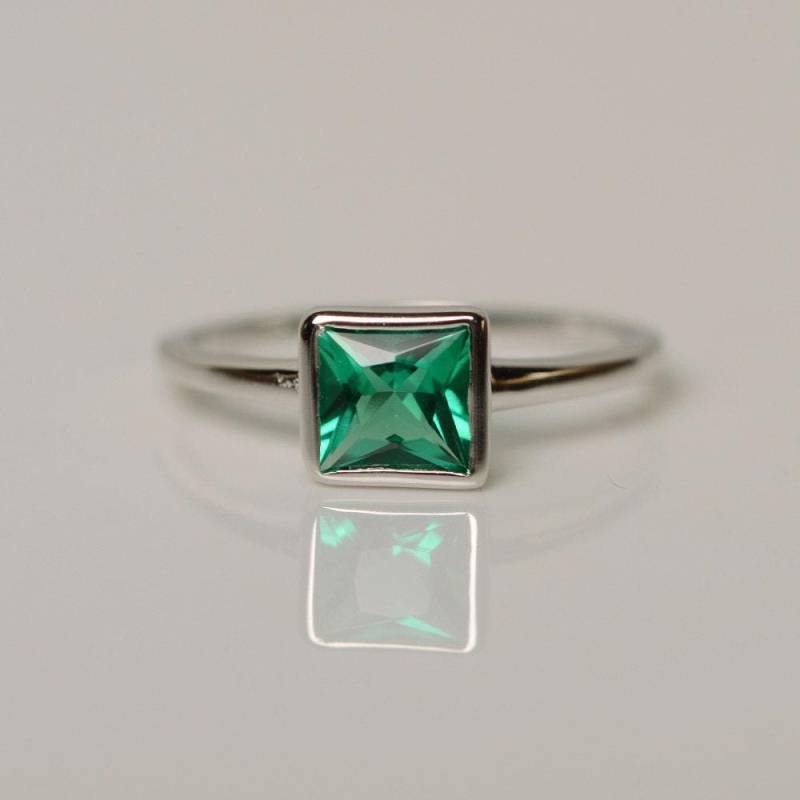 Lab Smaragd Ring Vermeil Sterling Silber Mai Birthstone Princess Cut von KnightJewelry