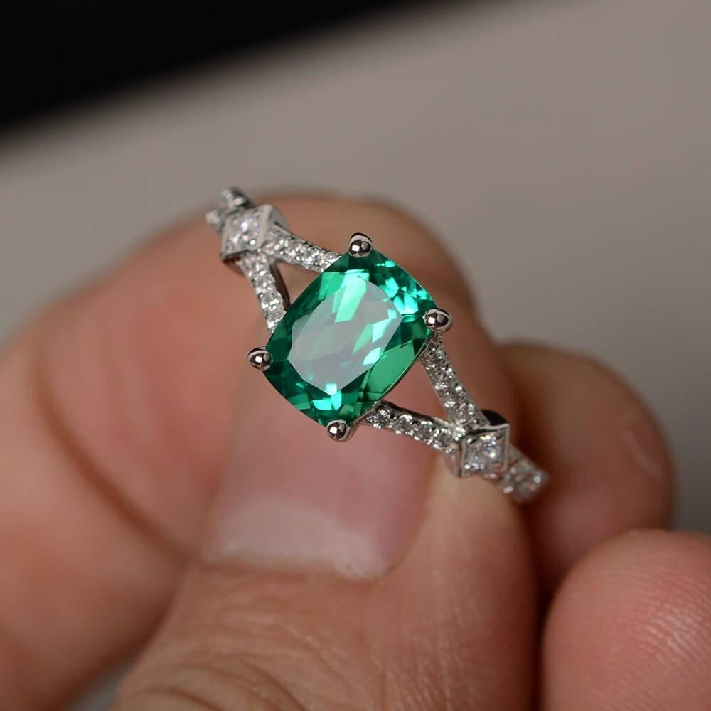 Lab Smaragd Verlobungsring Split Schaftring Jubiläumsring Mai Birthstone Ring von KnightJewelry