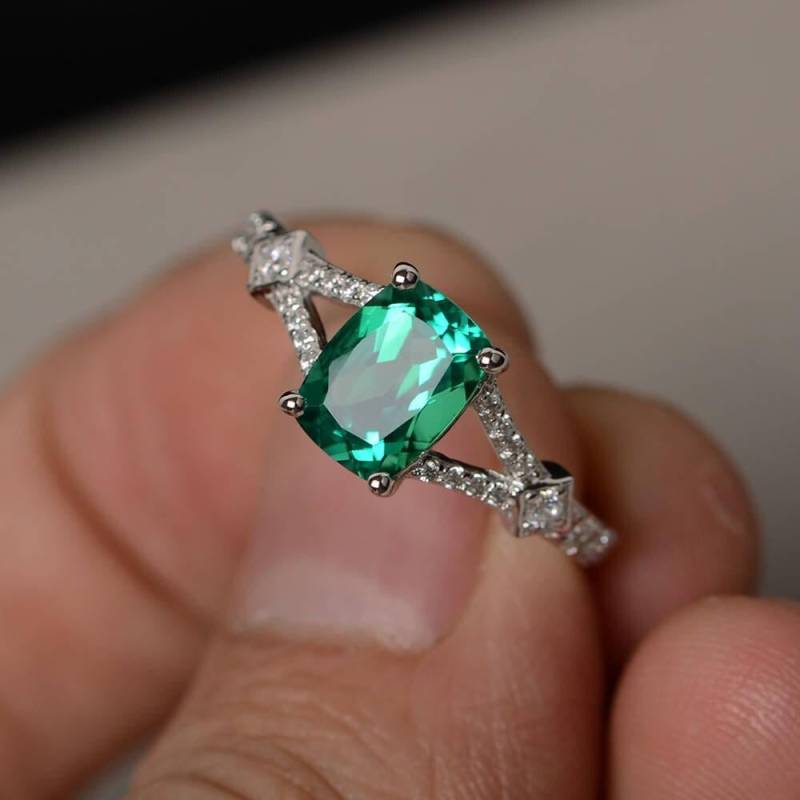 Lab Smaragd Verlobungsring Split Schaftring Jubiläumsring Mai Birthstone Ring von KnightJewelry