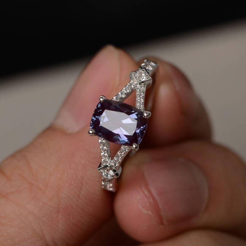 Labor Alexandrit Ring Sterling Silber Split Schaft Verlobungsring Kissenschliff von KnightJewelry